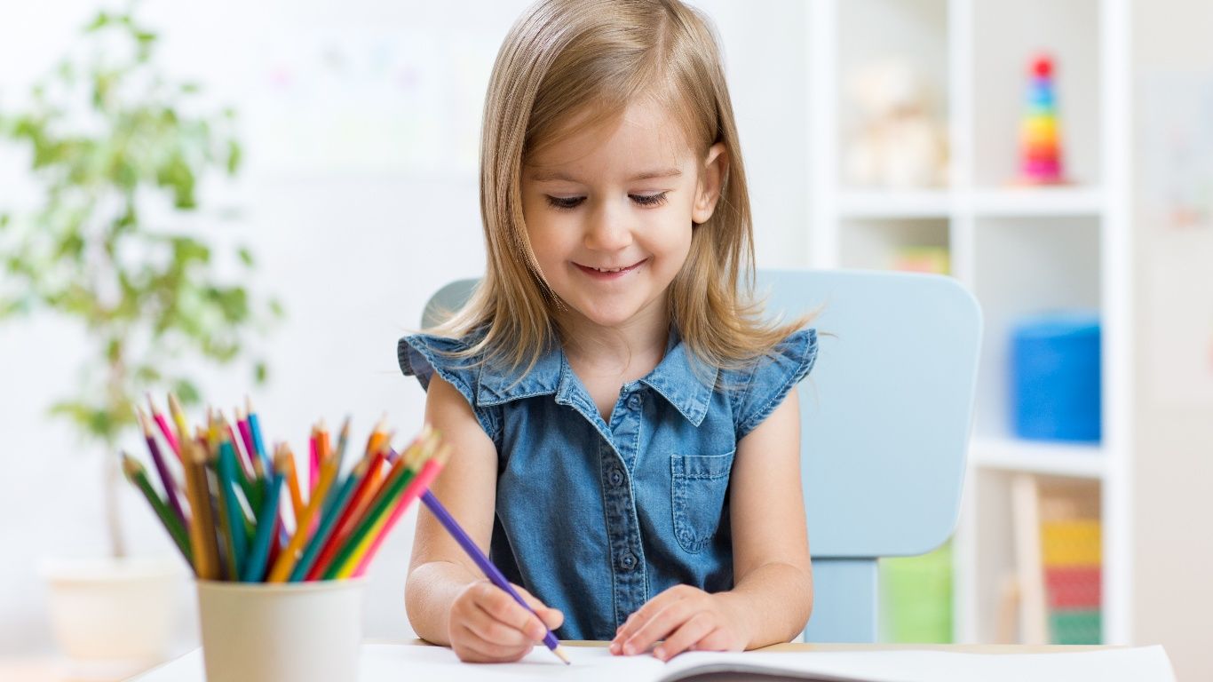 Kolorowanie to nie tylko forma zabawy przeznaczona dla dzieci, lecz również jest to niezmiernie ważny aspekt, który ma wpływ na jego rozwój. W jaki sposób zachęcić dzieci do rysowania, malowania oraz kolorowania? Odpowiedź znajdziesz czytając ten artykuł.   Dlaczego warto zachęcać malucha do kolorowania? Czynność jaką jest kolorowanie odznacza się następującymi zaletami takimi jak:   […]